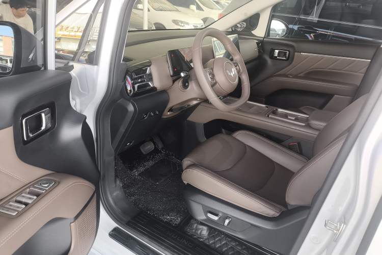 Used Wuling Starlight 730 2025 Model Plug-in Hybrid 125km Luxury Edition Interior 6