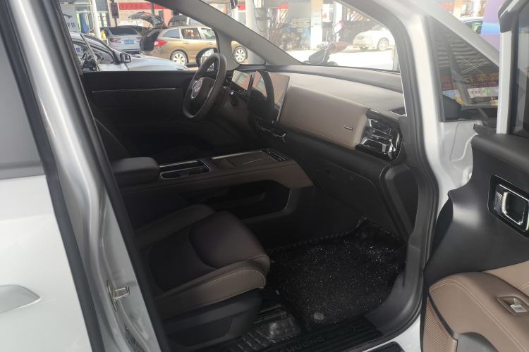Used Wuling Starlight 730 2025 Model Plug-in Hybrid 125km Luxury Edition Interior 7