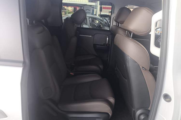 Used Wuling Starlight 730 2025 Model Plug-in Hybrid 125km Luxury Edition Interior 9