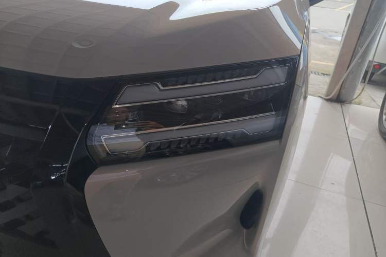 Used Wuling Starlight 730 2025 Model Plug-in Hybrid 125km Luxury Edition Left Front Headlight