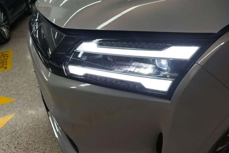 Used Wuling Starlight 730 2025 Model Pure Electric 500km Luxury Edition Left Front Headlight