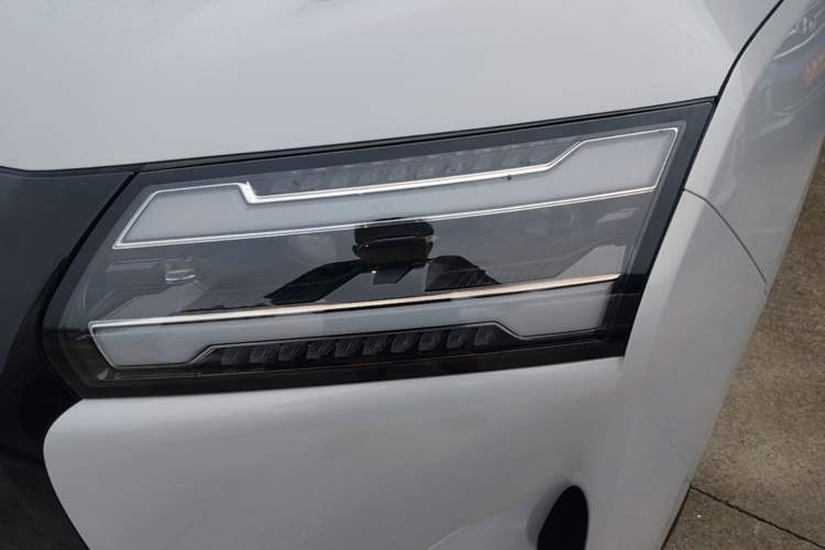 Used Wuling Starlight 730 2025 Model Plug-in Hybrid 125km Luxury Edition Left Front Headlight