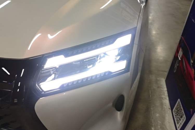 Used Wuling Starlight 730 2025 Model Plug-in Hybrid 125km Luxury Edition Left Front Headlight