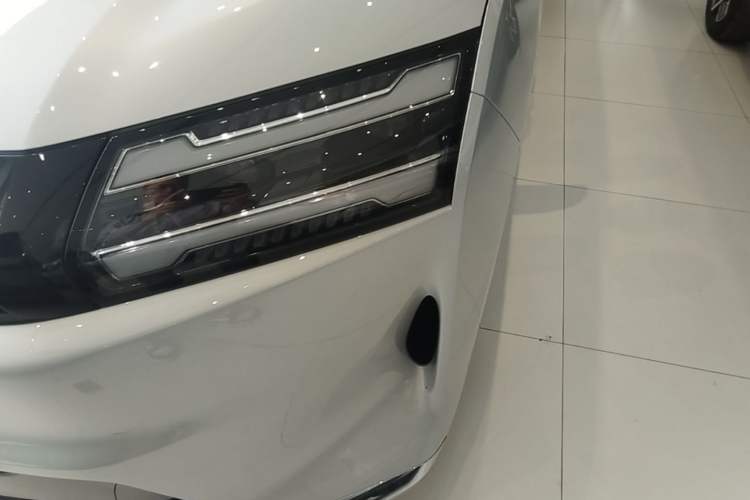 Used Wuling Starlight 730 2025 Model Pure Electric 500km Luxury Edition Left Front Headlight