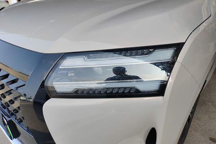 Used Wuling Starlight 730 2025 Model Plug-in Hybrid 125km Luxury Edition Left Front Headlight