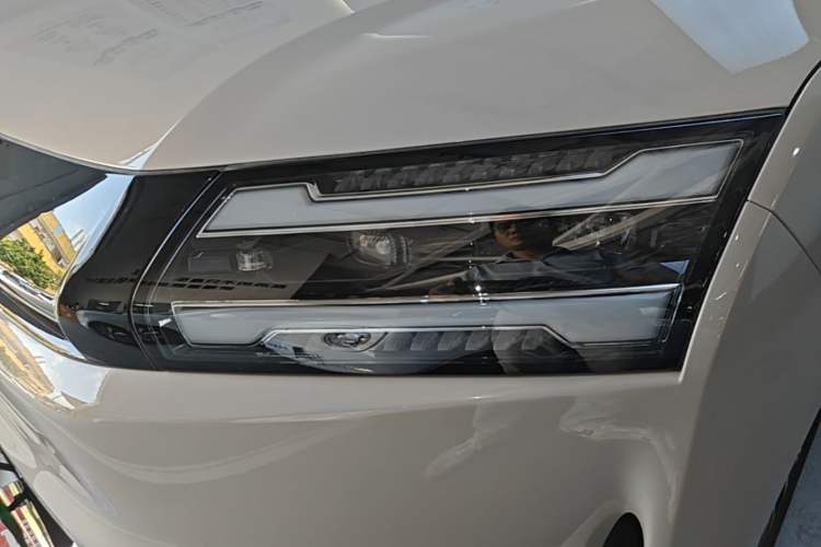 Used Wuling Starlight 730 2025 Model Pure Electric 500km Luxury Edition Left Front Headlight