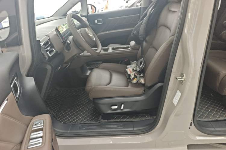Used Wuling Starlight 730 2025 Model Plug-in Hybrid 125km Luxury Edition Left Front Seat