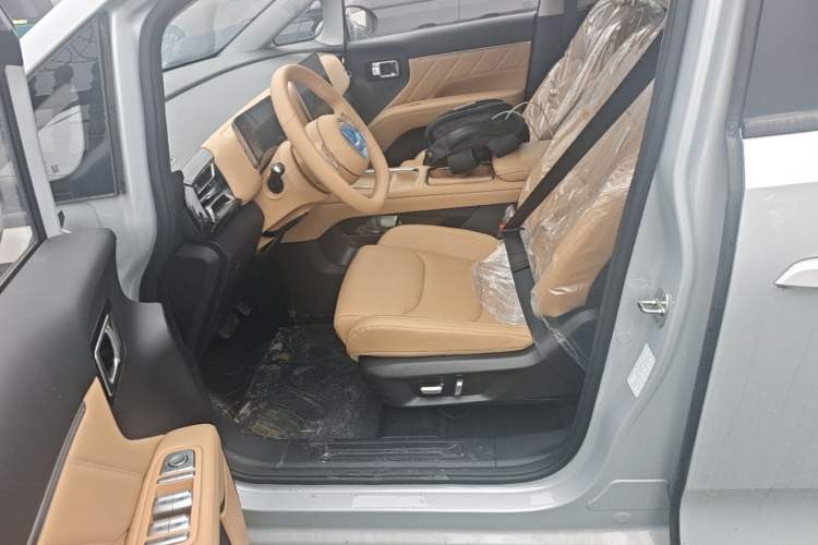 Used Wuling Starlight 730 2025 Model Plug-in Hybrid 125km Luxury Edition Left Front Seat