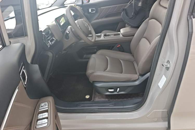 Used Wuling Starlight 730 2025 Model Plug-in Hybrid 125km Luxury Edition Left Front Seat