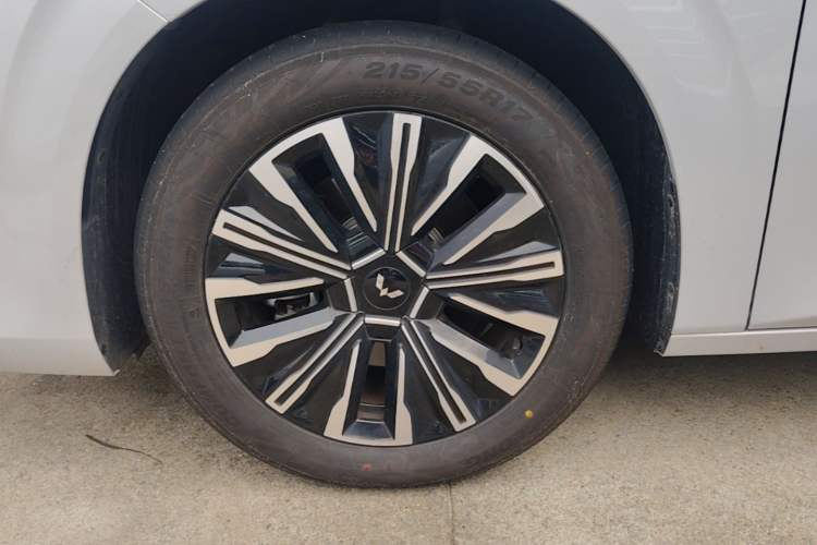 Used Wuling Starlight 730 2025 Model Plug-in Hybrid 125km Luxury Edition Left Front Wheel Hub