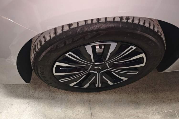 Used Wuling Starlight 730 2025 Model Plug-in Hybrid 125km Luxury Edition Left Front Wheel Hub