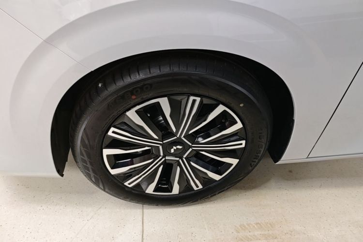 Used Wuling Starlight 730 2025 Model Plug-in Hybrid 125km Luxury Edition Left Front Wheel Hub