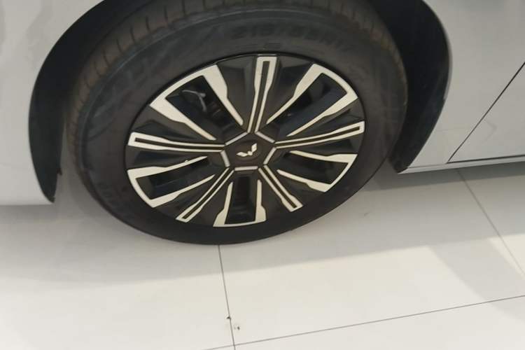 Used Wuling Starlight 730 2025 Model Pure Electric 500km Luxury Edition Left Front Wheel Hub