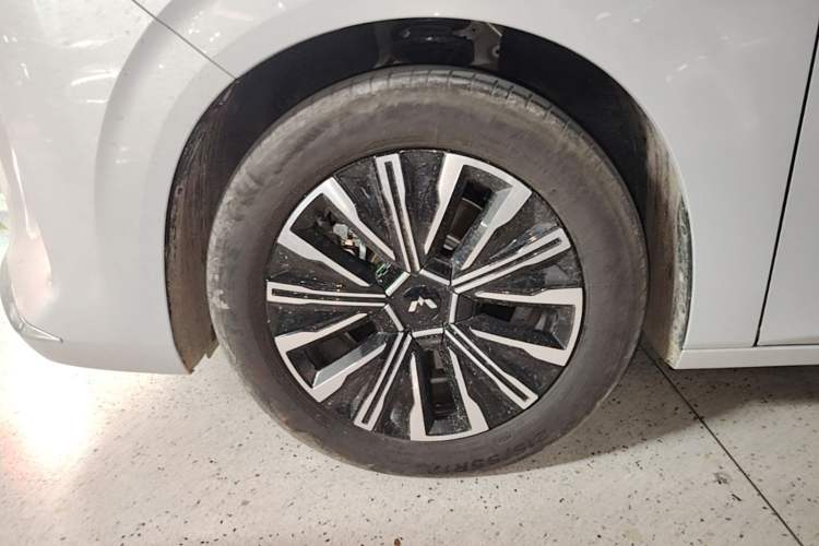Used Wuling Starlight 730 2025 Model Pure Electric 500km Luxury Edition Left Front Wheel Hub