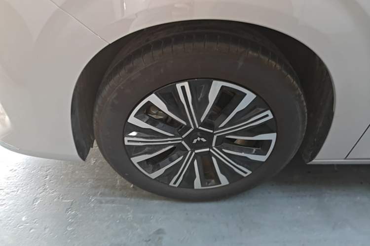 Used Wuling Starlight 730 2025 Model Pure Electric 500km Luxury Edition Left Front Wheel Hub