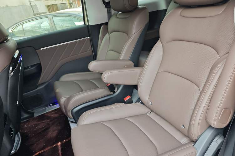 Used Wuling Starlight 730 2025 Model Plug-in Hybrid 125km Luxury Edition Left Rear Seat