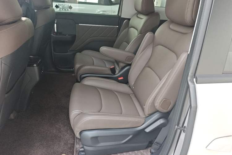 Used Wuling Starlight 730 2025 Model Plug-in Hybrid 125km Luxury Edition Left Rear Seat