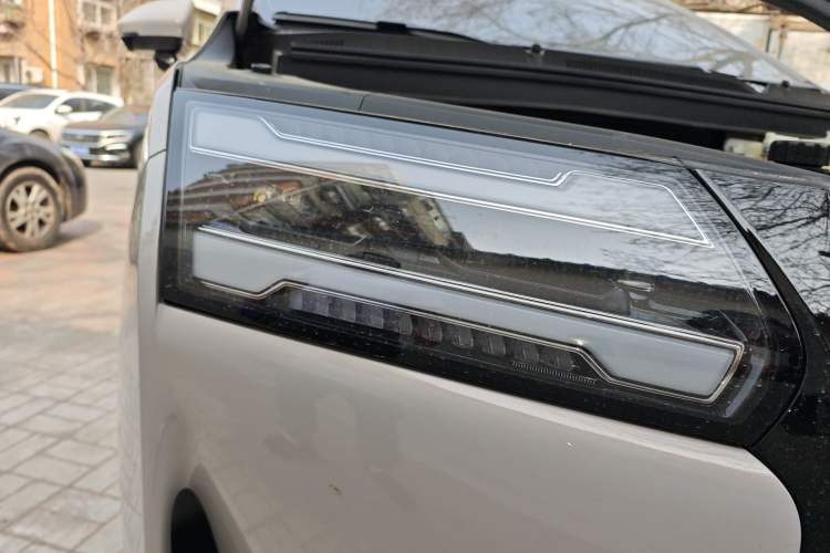 Used Wuling Starlight 730 2025 Model Plug-in Hybrid 125km Luxury Edition Right Front Headlight