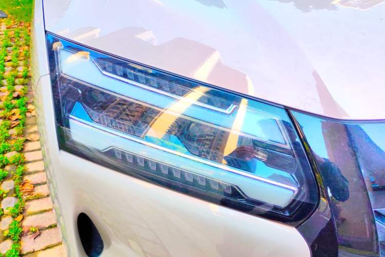 Used Wuling Starlight 730 2025 Model Plug-in Hybrid 125km Luxury Edition Right Front Headlight