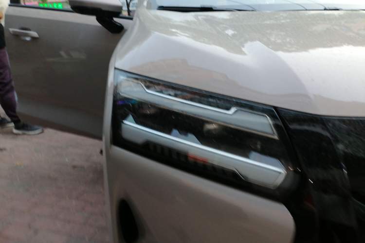 Used Wuling Starlight 730 2025 Model Plug-in Hybrid 125km Luxury Edition Right Front Headlight