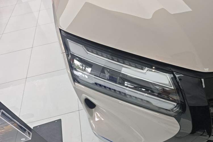 Used Wuling Starlight 730 2025 Model Plug-in Hybrid 125km Luxury Edition Right Front Headlight