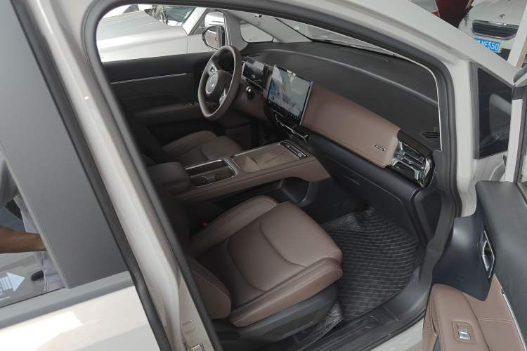 Used Wuling Starlight 730 2025 Model Plug-in Hybrid 125km Luxury Edition Right Front Seat