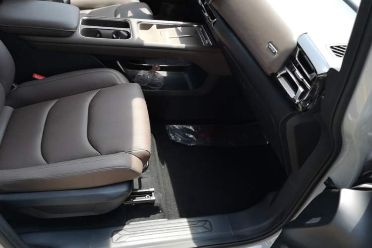 Used Wuling Starlight 730 2025 Model Plug-in Hybrid 125km Luxury Edition Right Front Seat