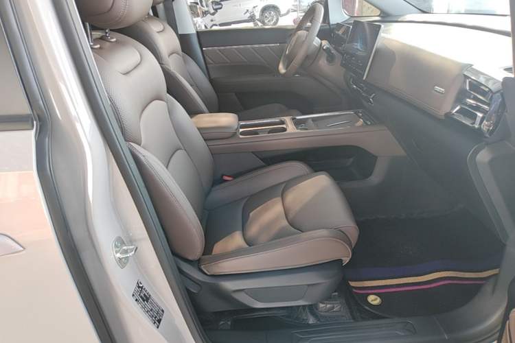 Used Wuling Starlight 730 2025 Model Plug-in Hybrid 125km Luxury Edition Right Front Seat