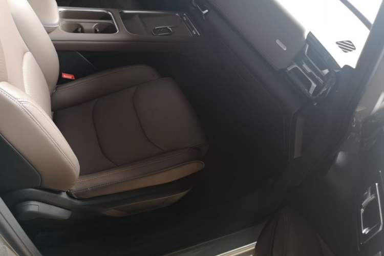 Used Wuling Starlight 730 2025 Model Plug-in Hybrid 125km Luxury Edition Right Front Seat