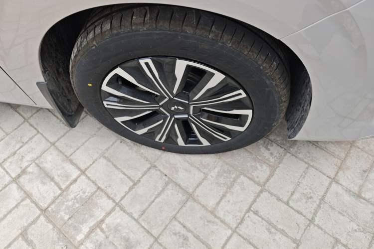 Used Wuling Starlight 730 2025 Model Plug-in Hybrid 125km Luxury Edition Right Front Wheel Hub