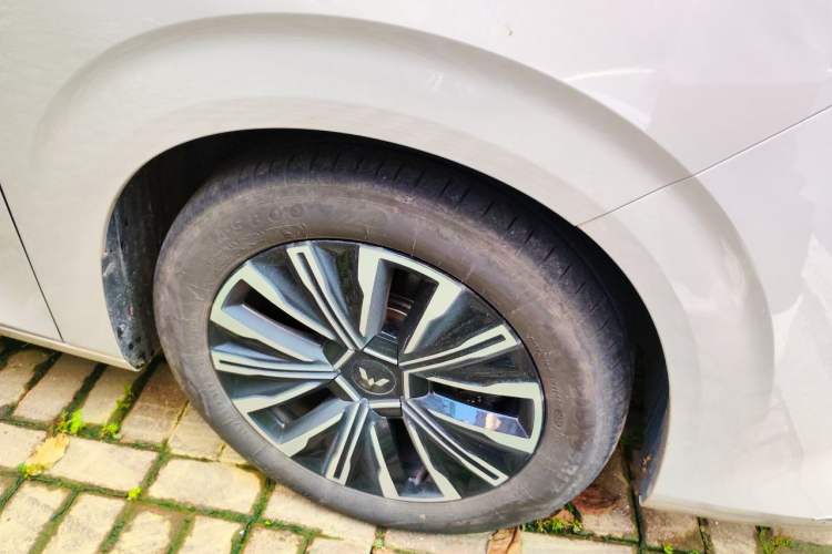 Used Wuling Starlight 730 2025 Model Plug-in Hybrid 125km Luxury Edition Right Front Wheel Hub