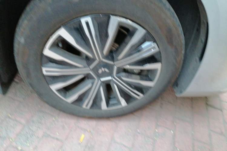 Used Wuling Starlight 730 2025 Model Plug-in Hybrid 125km Luxury Edition Right Front Wheel Hub