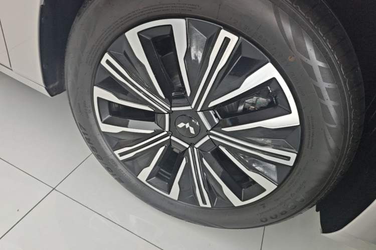 Used Wuling Starlight 730 2025 Model Plug-in Hybrid 125km Luxury Edition Right Front Wheel Hub