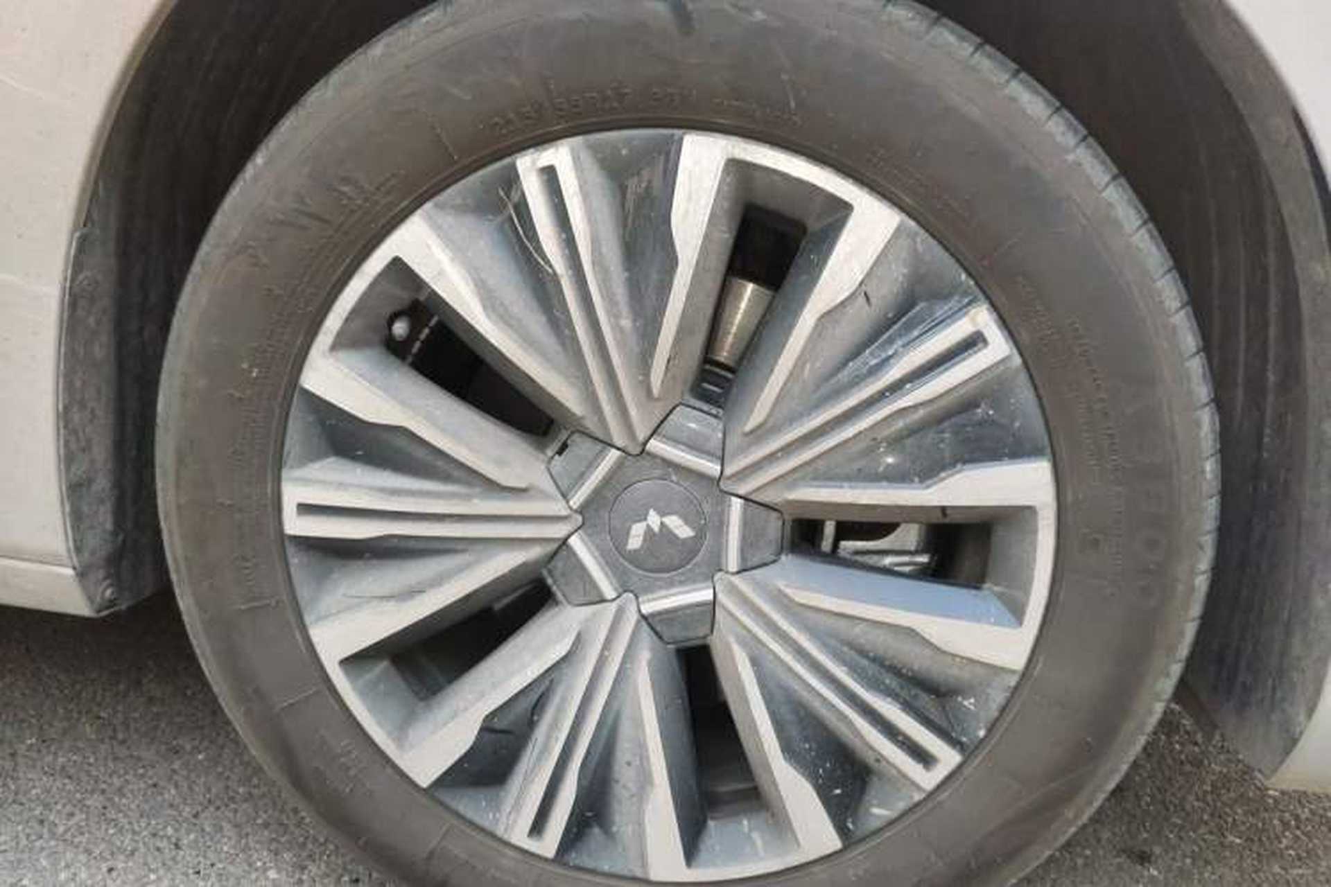 Used Wuling Starlight 730 2025 Model Plug-in Hybrid 125km Luxury Edition Right Front Wheel Hub