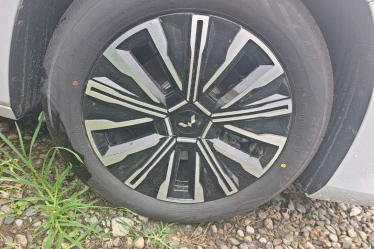 Used Wuling Starlight 730 2025 Model Plug-in Hybrid 125km Luxury Edition Right Front Wheel Hub