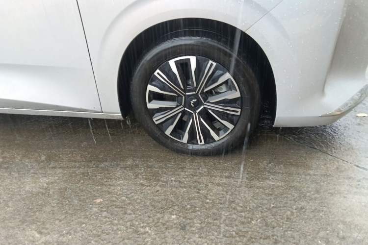 Used Wuling Starlight 730 2025 Model Pure Electric 500km Luxury Edition Right Front Wheel Hub