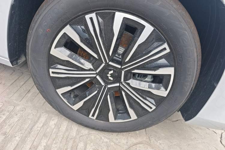 Used Wuling Starlight 730 2025 Model Plug-in Hybrid 125km Luxury Edition Right Front Wheel Hub
