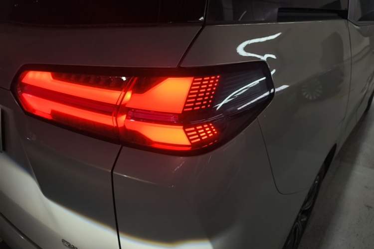 Used Wuling Starlight 730 2025 Model Pure Electric 500km Luxury Edition Right Rear Taillight