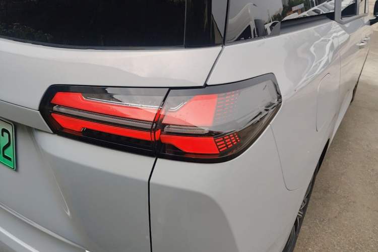 Used Wuling Starlight 730 2025 Model Plug-in Hybrid 125km Luxury Edition Right Rear Taillight