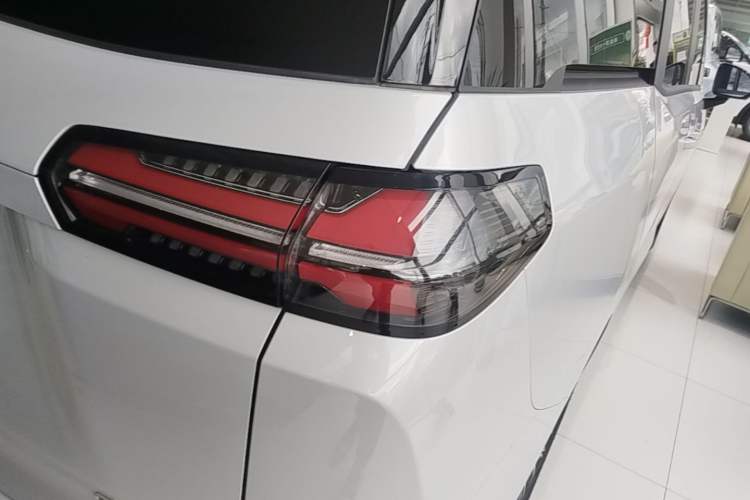 Used Wuling Starlight 730 2025 Model Pure Electric 500km Luxury Edition Right Rear Taillight