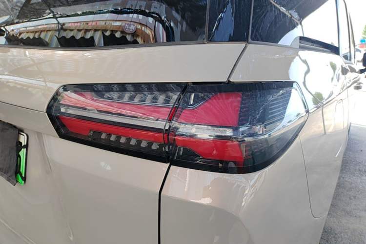 Used Wuling Starlight 730 2025 Model Plug-in Hybrid 125km Luxury Edition Right Rear Taillight
