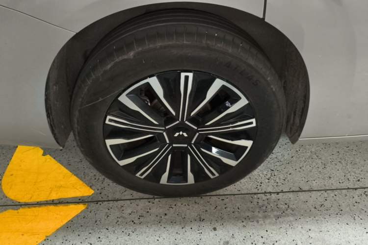 Used Wuling Starlight 730 2025 Model Pure Electric 500km Luxury Edition Right Rear Wheel Hub