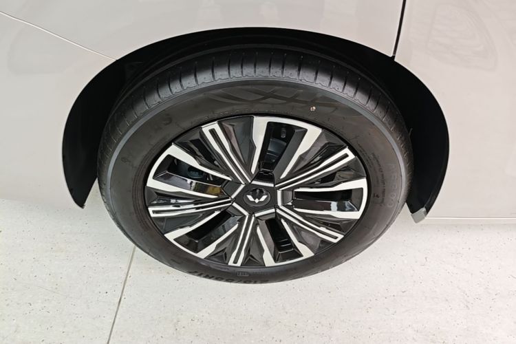 Used Wuling Starlight 730 2025 Model Pure Electric 500km Luxury Edition Right Rear Wheel Hub