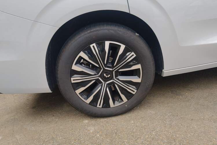 Used Wuling Starlight 730 2025 Model Plug-in Hybrid 125km Luxury Edition Right Rear Wheel Hub