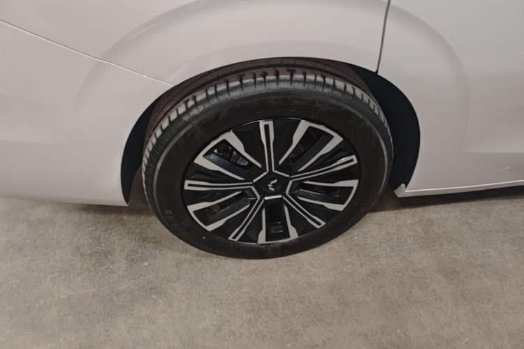 Used Wuling Starlight 730 2025 Model Plug-in Hybrid 125km Luxury Edition Right Rear Wheel Hub