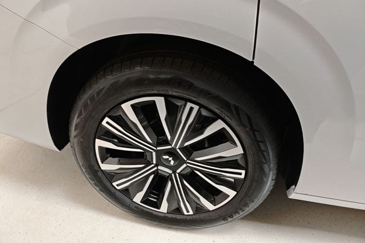 Used Wuling Starlight 730 2025 Model Plug-in Hybrid 125km Luxury Edition Right Rear Wheel Hub