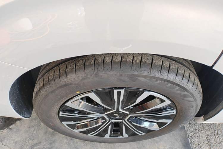 Used Wuling Starlight 730 2025 Model Plug-in Hybrid 125km Luxury Edition Right Rear Wheel Hub