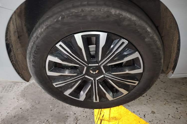 Used Wuling Starlight 730 2025 Model Pure Electric 500km Luxury Edition Right Rear Wheel Hub