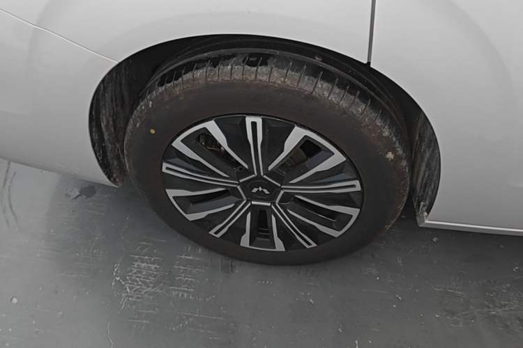 Used Wuling Starlight 730 2025 Model Pure Electric 500km Luxury Edition Right Rear Wheel Hub