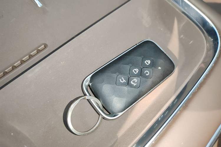 Used Wuling Starlight 730 2025 Model Plug-in Hybrid 125km Luxury Edition Vehicle Key